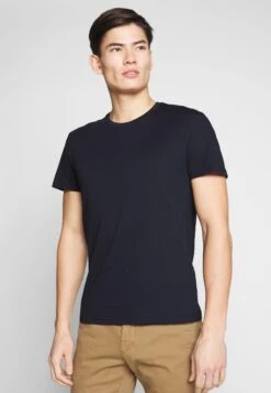 Pier One2 PACK - T-shirt - Bas - White/dark Blue -Macys Butik 29e824f9825c4b58be6620e83ee4ac6b