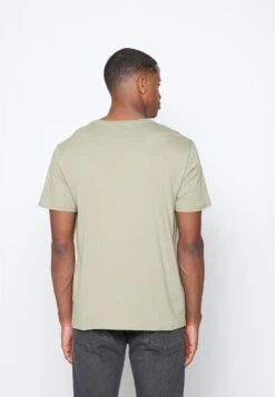 Pier OneMOON SCENE GRAPHIC T-SHIRT - T-shirt Med Print - Olive 14 Pier OneMOON SCENE GRAPHIC T-SHIRT - T-shirt Med Print - Olive -Macys Butik 36dcc28cb96f431a920960da342fa0ce