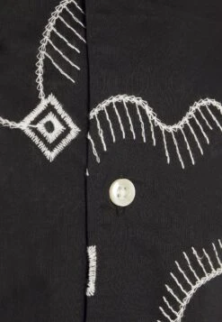 Pier OneEMBROIDERED LINES SHIRT - Skjorta - Black -Macys Butik 629ee143d3b546558bd3da21038c642e