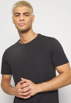 Pier One7 PACK - T-shirt - Bas - Black -Macys Butik a537c665fcb548988df38d98a88a46a2