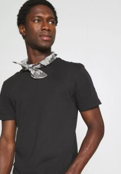 Pier One3 PACK - T-shirt - Bas - Black/mottled Dark Grey/bordeaux -Macys Butik ae9b9691c10949c5b4edc17929f8c13a