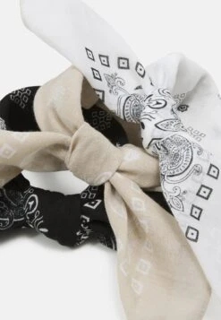 Pier OneBANDANA UNISEX 3 PACK - Scarf - Black/white/beige -Macys Butik c2ede95d3e4443e6ac8cd75fce932acc