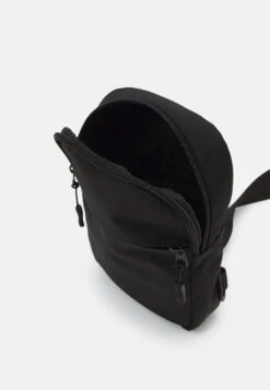 Pier OneBältesväska - Black -Macys Butik c75c8bdf8b8541419b96d7dba0f5d743